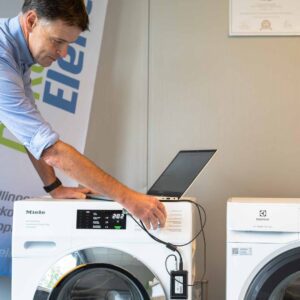 Dokter Elektro Marc Leyre stelt een diagnose bij een defecte wasmachine van Miele met behulp van een sensor en een laptop. Hij repareert elektrische toestellen. Dokter Elektro herstelt wasmachines en repareert ovens.